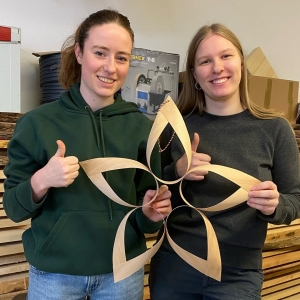 WDR2-Weihnachtswunder: über 120.000 Euro in den großen Spendentopf - rechts unsere Auszubildende Franzisca Uffmann mit Lisa Fenger von der Tischlerei Linde